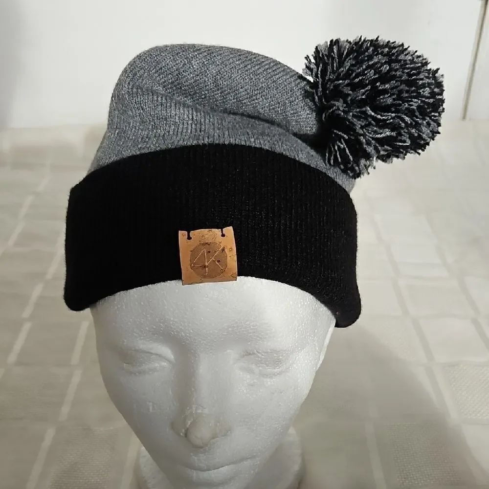 Oakley Women's Gray and Black Pom-Pom Beanie Hat One Size